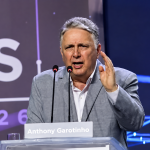 Anthony Garotinho durante debate eleitoral no Rio. O candidato desistiu do recurso no TSE, que agora vai ouvir a PGE antes de decidir sobre o pedido — Foto: