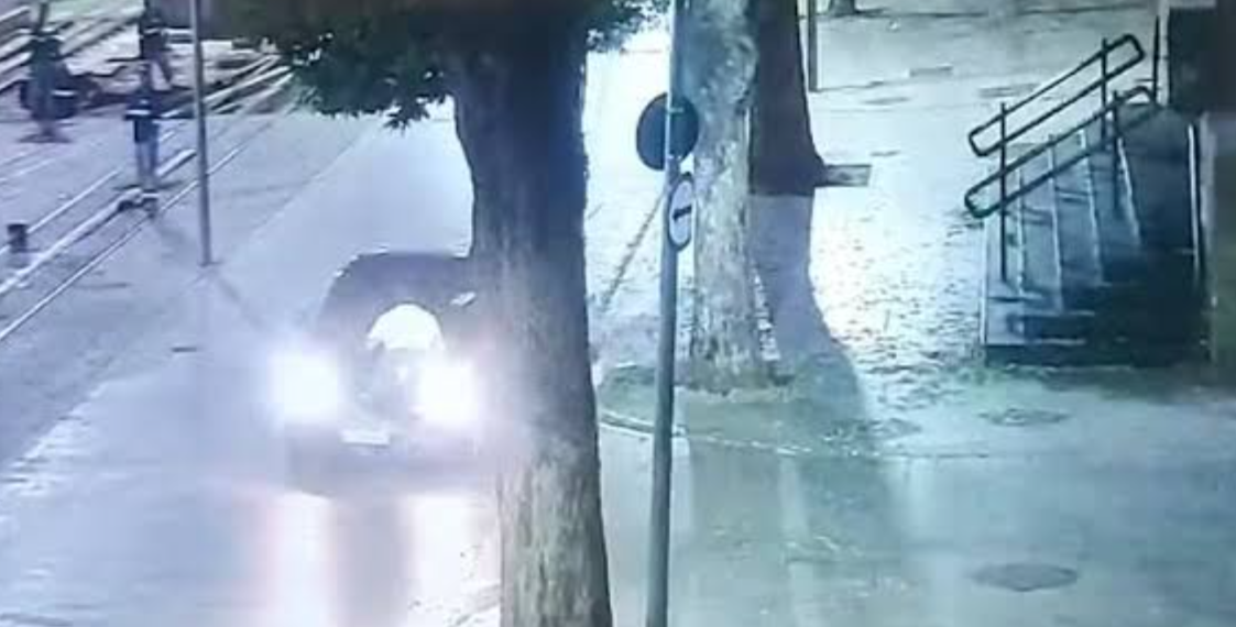 Turista mexicano no capô do carro