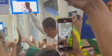 Douglas Ruas é recebido no Aeroporto Santos Dumont sob gritos de 'o governador chegou'; veja o vídeo 1 Douglas Ruas é recebido no Aeroporto Santos Dumont sob gritos de ‘o governador chegou’; veja o vídeo