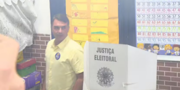Único presidenciável a votar no Rio, Flávio Bolsonaro vai à urna em Vila Isabel e diz que ‘chegou a hora da mudança’