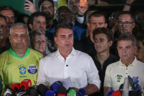 Voo particular na Argentina com destino a Miami foi cancelado em meio a suspeitas de viagem de Flávio Bolsonaro, aponta jornal argentino 51 Flávio Bolsonaro