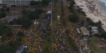 No último dia de campanha, Flávio Bolsonaro refaz os passos do pai e lota orla da Barra da Tijuca