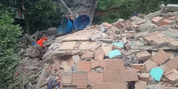 Imóvel desaba no Caramujo, em Niterói, e deixa duas vítimas em estado grave 10 Desabamento em Niterói