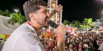 A 'Coluna Siri': vereador do PSOL cruza a Zona Oeste, reduto bolsonarista, em campanha pela reeleição de Lula 1 William Siri (PSOL) durante ato em Bangu