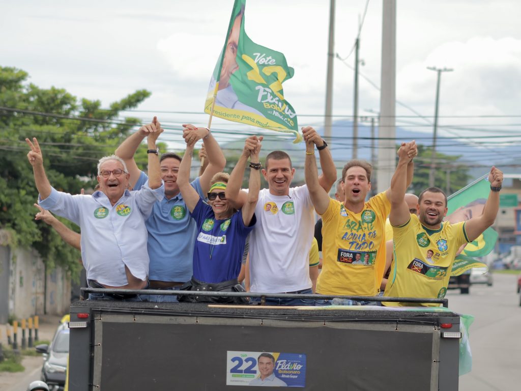 Douglas Ruas mobiliza deputados em carreatas na Zona Oeste em apoio a Flávio Bolsonaro