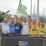 Douglas Ruas mobiliza deputados em carreatas na Zona Oeste em apoio a Flávio Bolsonaro 4 Douglas Ruas participa de carreata em apoio a Flávio Bolsonaro na Zona Oeste do Rio nesta sexta-feira (23). O governador eleito coordena a campanha do candidato no estado e mobilizou deputados e aliados para os atos.