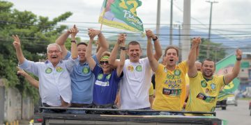 Douglas Ruas participa de carreata em apoio a Flávio Bolsonaro na Zona Oeste do Rio nesta sexta-feira (23). O governador eleito coordena a campanha do candidato no estado e mobilizou deputados e aliados para os atos.