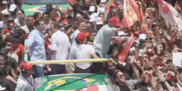 Acompanhado de Paes e dos prefeitos do Rio e de Niterói, Lula chega no ato de Copacabana em cima de picape