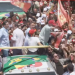 Acompanhado de Paes e dos prefeitos do Rio e de Niterói, Lula chega no ato de Copacabana em cima de picape