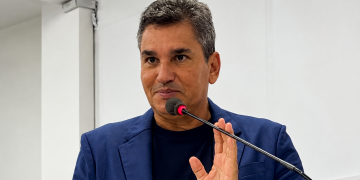 Gelson Henrique Santos da Silva, presidente da Câmara de Mesquita, foi multado em R$ 269,8 mil pelo TCE-RJ por descumprir determinações para reorganizar o quadro de servidores do Legislativo.