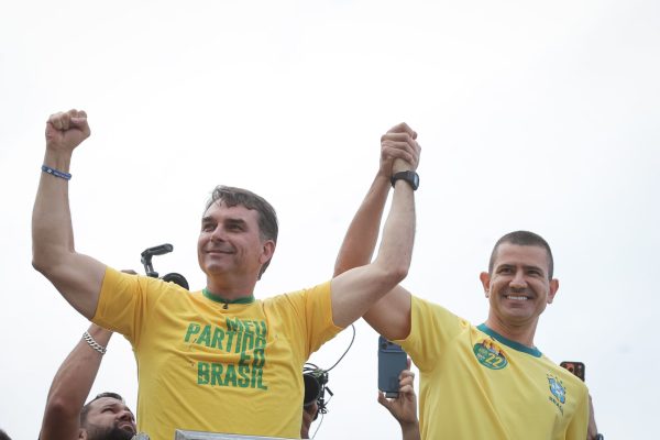 Flávio Bolsonaro e Douglas Ruas durante evento em Copacabana