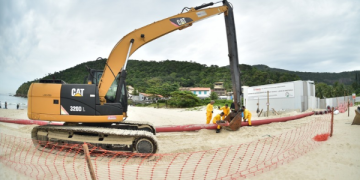 Prefeitura de Niterói começa a instalar mangueiras para levar água do mar à Lagoa de Piratininga