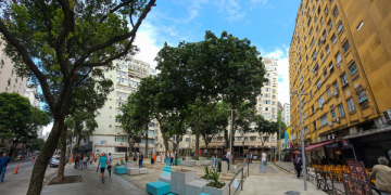 Praça Sarah Kubitschek, em Copacabana, passa por revitalização e ganha novos equipamentos