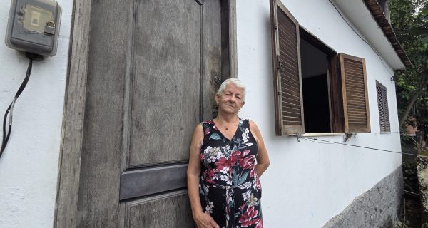 Água mais regular muda rotina nas áreas altas do Vidigal, no Rio 54 “Eu era obrigada a subir e descer vários degraus com baldes cheios”, conta Rute