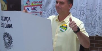 Flávio Bolsonaro, na cabine de votação, em Vila Isabel