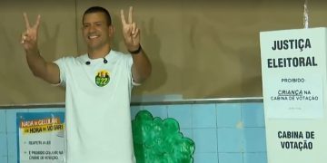 Douglas Ruas vota em São Gonçalo: 'expectativa boa'
