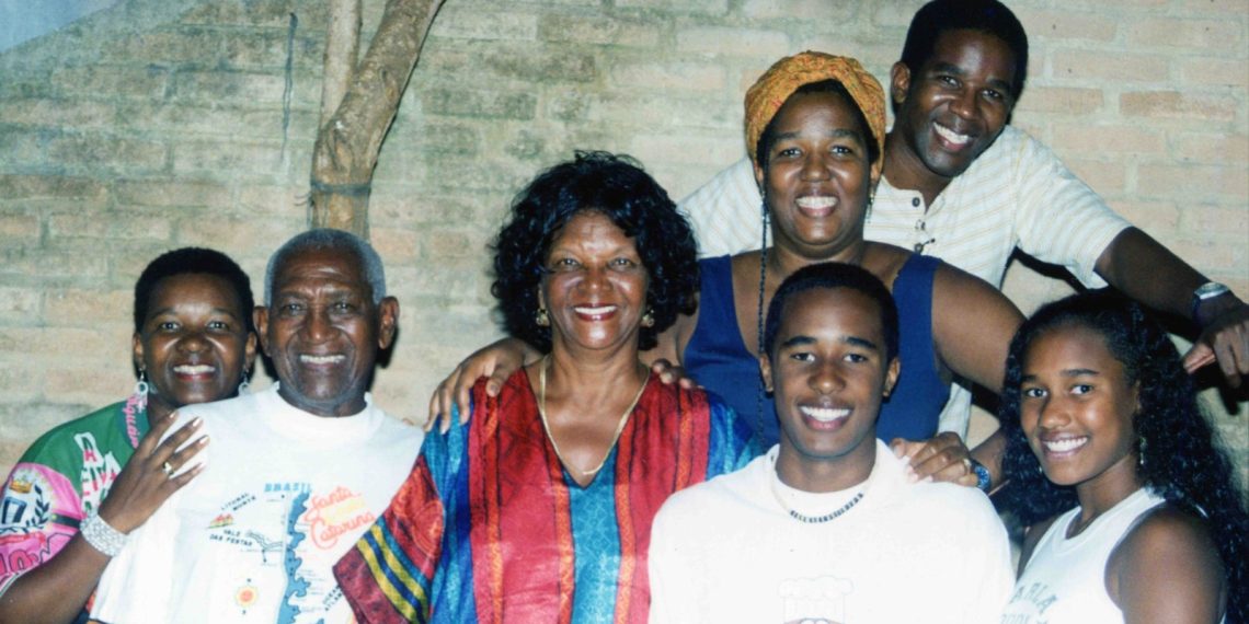 Documentário inédito celebra o legado de Chica Xavier no Festival do Rio 51 Chica Xavier e família