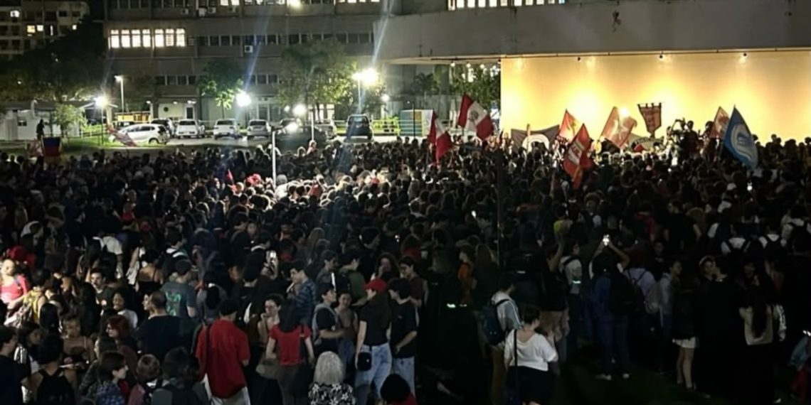 Manifestação em Niterói de Estudantes universitários
