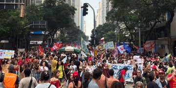Mobilização estudantil reúne manifestantes no Centro do Rio em apoio a Lula e contra a extrema-direita