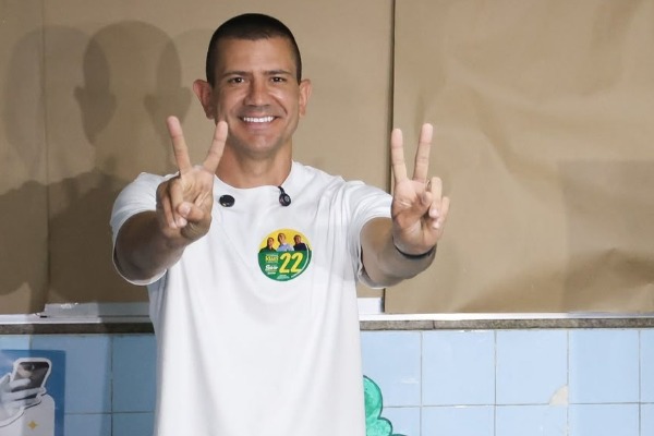 Douglas Ruas está eleito governador em primeiro turno; por 5 a 2, votos de Garotinho são anulados pelo TSE 51 Douglas Ruas está eleito governador em primeiro turno; por 5 a 2, votos de Garotinho são anulados pelo TSE