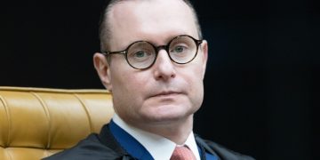 Recurso de Paes no STF contra a anulação dos votos de Garotinho foi sorteado para o ministro Cristiano Zanin 1 Cristiano Zanin é o ministro sorteado para avaliar o recurso de Eduardo Paes contra a anulação dos votos de Garotinho