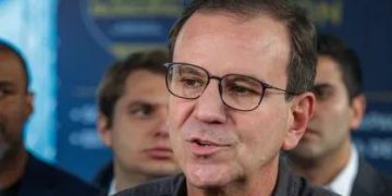 Paes reconhece a derrota e diz que fará oposição a Douglas Ruas