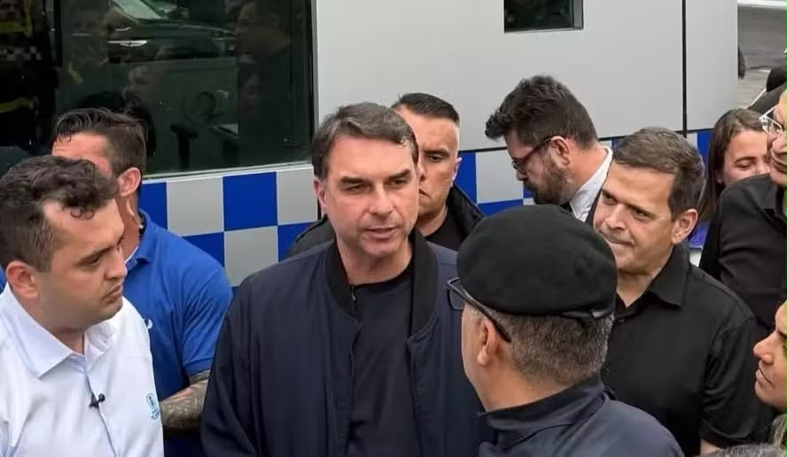 Flávio Bolsonaro puxa uma cadeira para a família Reis: o prefeito de Caxias, Netinho, apoiador de Paes, está no almoço com Douglas Ruas 51 Flávio Bolsonaro com Netinho e Rosenverg Reis durante a campanha: família apoiou o candidato a presidente do PL, mas não Douglas Ruas, e está no almoço comemorativo