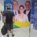 Coincidência ou sinal dos tempos? Retrato de Cláudio Castro fica escondido atrás de banner em coletiva de Douglas Ruas na sede do PL 56 Painel na sede do PL, com Jair, Michelle Bolsonaro e Valdemar Costa Neto, mas com Cláudio Castro devidamente encoberto