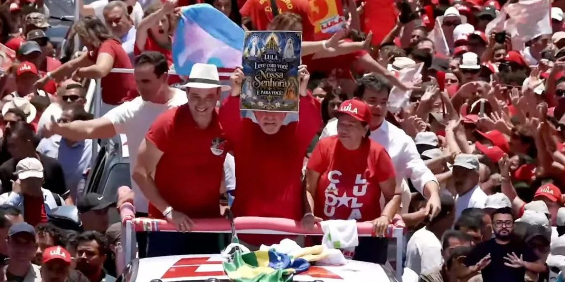 Em Natal, Lula reúne governadores do Nordeste e critica 'tesouraço' de Flávio Bolsonaro 51 Lula em Natal mostra uma imagem de Nossa Senhora Aparecida