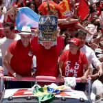 Em Natal, Lula reúne governadores do Nordeste e critica 'tesouraço' de Flávio Bolsonaro 8 Lula em Natal mostra uma imagem de Nossa Senhora Aparecida