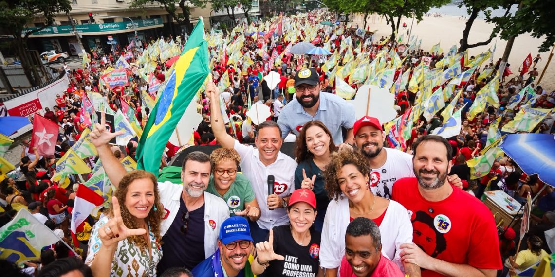 Rodrigo Neves e deputados em manifestação pró-Lula em Icaraí, Niterói