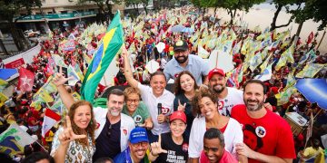 Rodrigo Neves e deputados em manifestação pró-Lula em Icaraí, Niterói