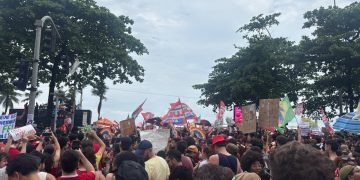 Ato em apoio a Lula reúne milhares em Copacabana na tarde desta segunda (12); presidente não compareceu