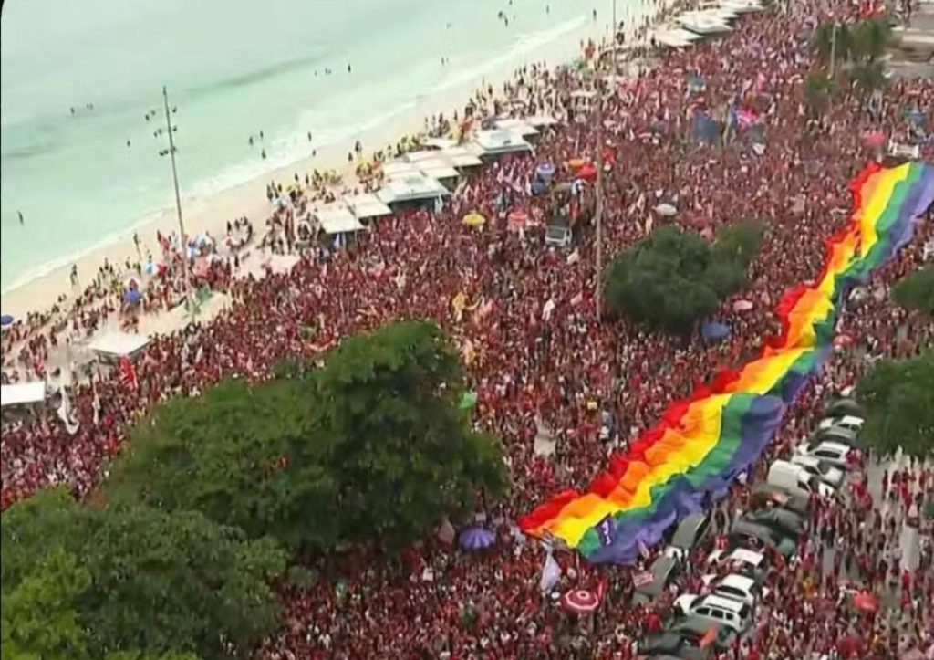 Ato em apoio a Lula reúne milhares em Copacabana na tarde desta segunda (12); presidente não compareceu
