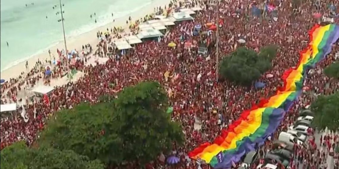 Ato em apoio a Lula reúne milhares em Copacabana na tarde desta segunda (12); presidente não compareceu 51 Ato em apoio a Lula reúne milhares em Copacabana na tarde desta segunda (12); presidente não compareceu