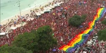 Ato em apoio a Lula reúne milhares em Copacabana na tarde desta segunda (12); presidente não compareceu
