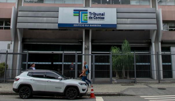 Diante do alerta do deputado Luiz Paulo, TCE-RJ proíbe resgates que já drenaram R$ 81 milhões do Fundo de Privatização e manda notificar Cláudio Castro 51 TCE-RJ barrou o esquema de resgate antecipado de cotas do Fundo de Privatização do Estado que já levou mais de R$ 80 milhões do Fundo de Privatização