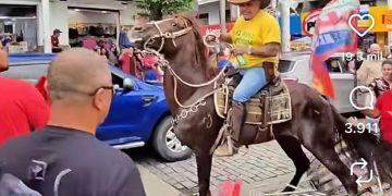 Homem a cavalo investe contra militantes do PT que faziam campanha pró-Lula em Nova Iguaçu 1 O homem a cavalo na Praça Ruy Barbosa, em Nova Iguaçu: ataque a militantes do PT que faziam campanha para Lula