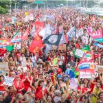 Chico Buarque, Caetano Veloso, Marina Sena e outros artistas dão o tom da campanha de Lula em Copacabana e na Candelária 3 Uma multidão lotou a Praia de Copacabana, em ato pela reeleição do presidente Lula