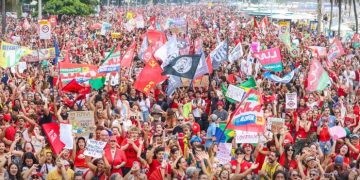 Uma multidão lotou a Praia de Copacabana, em ato pela reeleição do presidente Lula