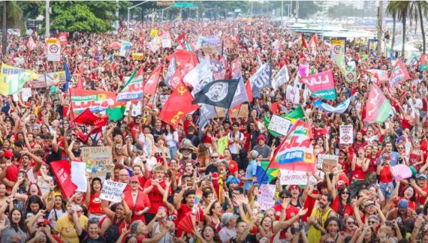 Chico Buarque, Caetano Veloso, Marina Sena e outros artistas dão o tom da campanha de Lula em Copacabana e na Candelária 51 Uma multidão lotou a Praia de Copacabana, em ato pela reeleição do presidente Lula