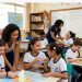 A rede estadual contratou, por R$ 15,8 milhões mensais, profissionais de apoio à Educação Especial - Imagem gerada por IA
