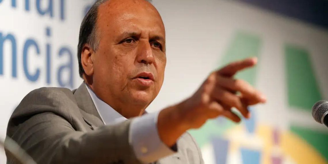 TCE-RJ cobra R$ 346 milhões de Pezão, de ex-presidente do Rioprevidência e do Banco do Brasil por operação com royalties do petróleo 51 O ex-governador Pezão, o ex-presidente do Rioprevidência Gustavo Barbosa e o Banco do Brasil Securities LLC serão citados pelo TCE-RJ e deverão apresentar defesa