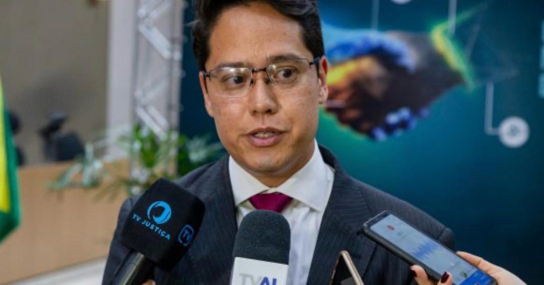 No mesmo dia em que a Faetec volta a Quintino, presidente da fundação pede para sair do governo Ricardo Couto; ele ficou menos de três meses no cargo 51 Eduardo Chow de Martino Tostes: o presidente da Faetec pede exoneração no mesmo dia em que a fundação volta para Quintino
