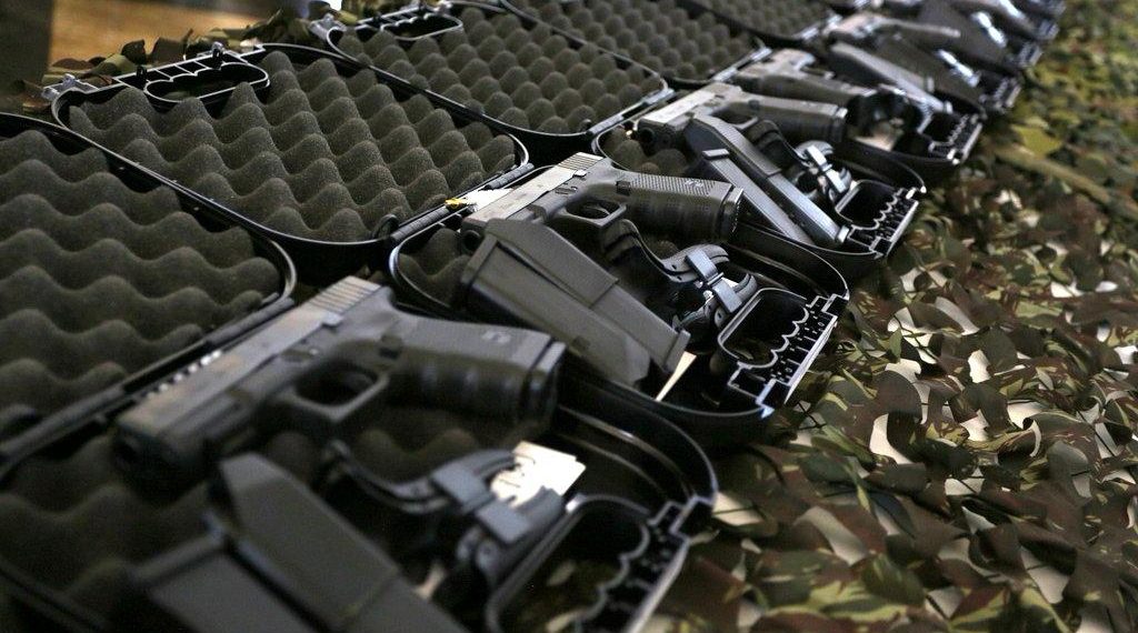 Viagem de cúpula da Polícia Penal à Áustria com passagens custeadas pela Glock tramitou na Casa Civil, mas autorização não consta como publicada 51 A autorização de viagem para servidores que embarcariam para a Europa, onde iriam testar pistolas compradas pelo estado, tramitou, mas nunca foi publicada no Diário Oficial