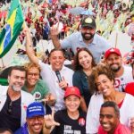 Rodrigo Neves comanda a tropa nas ruas de Icaraí, em Niterói, no dia 11 de outubro, num ato que arrastou 45 mil pessoas