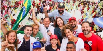 Rodrigo Neves comanda a tropa nas ruas de Icaraí, em Niterói, no dia 11 de outubro, num ato que arrastou 45 mil pessoas