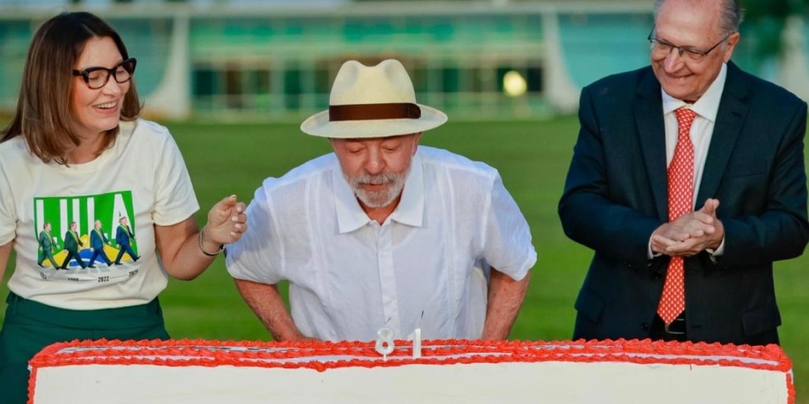 Lula, com Janja e Alckmin, na comemoração pelos seus 81 anos no Palácio do Planalto
