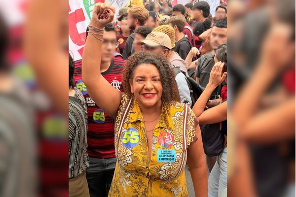 Renata Souza, líder do PSOL na Alerj, declara apoio a Eduardo Paes (PSD) em caso de 2º turno contra Douglas Ruas (PL) 51 Renata Souza (PSOL) no ato estudantil – Foto: Divulgação