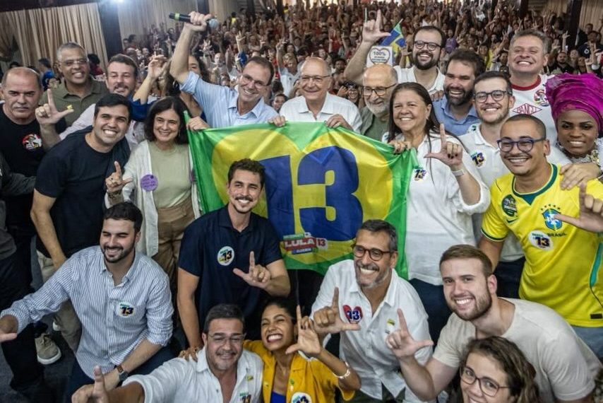 Eduardo Paes recebe o vice Geraldo Alckmin em Bangu para tentar virar votos para Lula na Zona Oeste 51 Eduardo Paes e Geraldo Alckmin se reuniram a apoiadores em Bangu para buscar mais votos para Lula na Zona Oeste